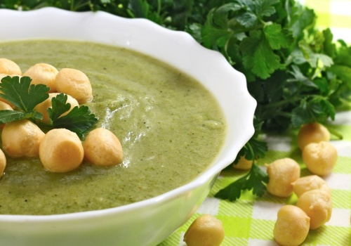 Zielona zupa krem Karoliny Stolarskiej-Bigos. Z domowym groszkiem ptysiowym - lepszym i tańszym od tego ze sklepu