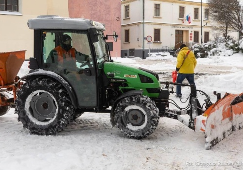Śnieg znów zawitał do Rzeszowa. Maszyny na ulicach, można też pomóc na stadionie