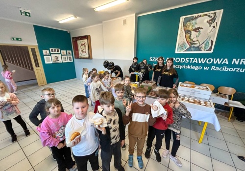 Pączek, który zmienia świat. Szkolna akcja pełna serca w Raciborzu