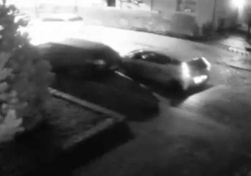 Roztrzaskał zaparkowany samochód i odjechał Toyotą Aygo dalej