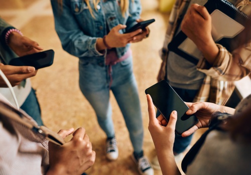 Cyfrowy post i koniec kultu harówki. Młodzi ludzie redefiniują pracę