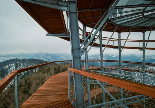 Najwyższa darmowa wieża widokowa w polskich górach. Piękne widoki z ponad 30 metrów