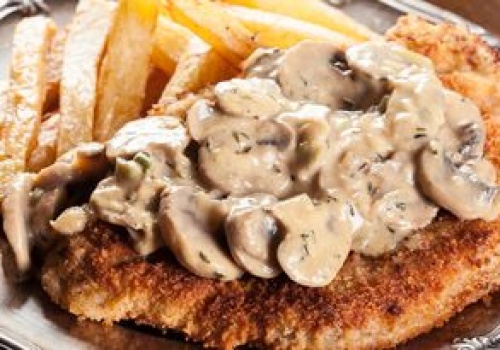 Układam na kotletach schabowych i podaję z ziemniaczkami. Rodzina aż piszczy z zachwytu