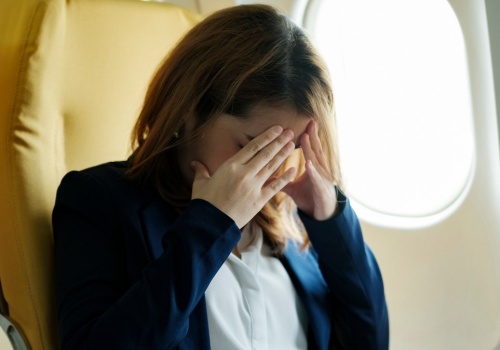 Dlaczego długi lot samolotem męczy organizm? Sposoby łagodzenia skutków