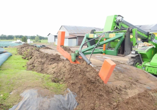 Jak szybko odkryć pryzmę kiszonki? Rolnik zbudował własną przystawkę do ładowarki