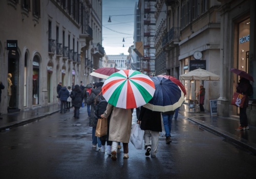 Pogoda szaleje we Włoszech, a ambasada ostrzega Polaków. Fale do 9 metrów, ulewne deszcze i powodzie