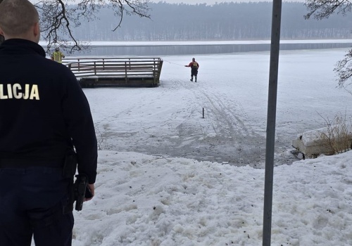 Chciał ratować psa, wszedł na zamarzniętą taflę jeziora. Nagle lód się załamał