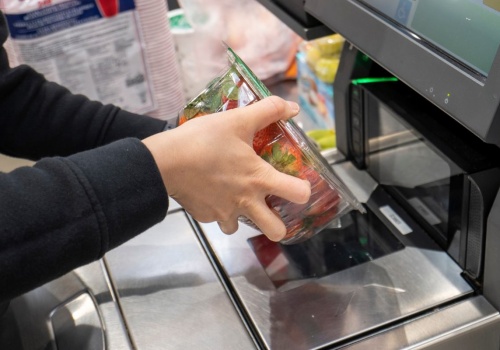 Ani szybciej, ani taniej. Klienci przy kasach samoobsługowych zostawiają więcej. Dlaczego?