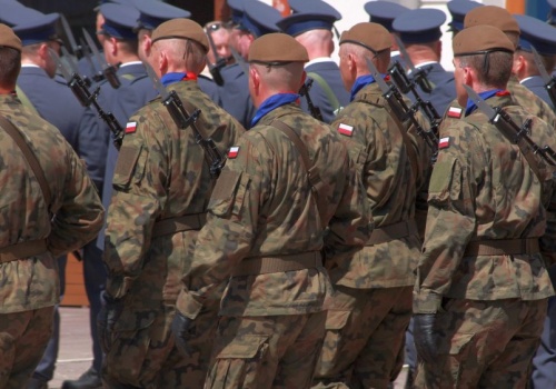 Przegląd płac w służbach 2026. Mundur to misja, ale jeść trzeba. Gdzie zarobisz najlepiej?