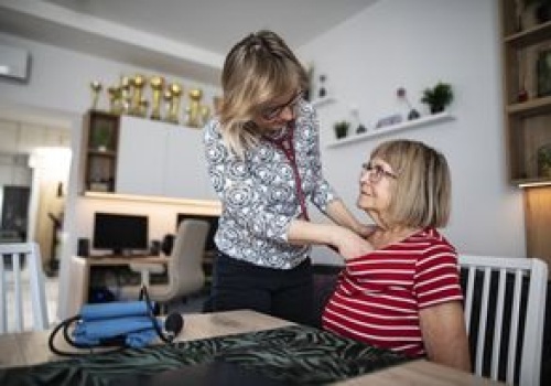 Domowa wizyta lekarska. Oto komu przysługuje