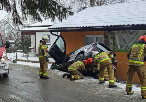 Samochód wpadł do rowu tuż przy budynku. Pięć osób w pojeździe