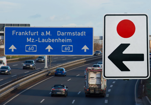 Czerwona kropka na znaku drogowym. Kierowcy przejeżdżają obok, a to klucz do uniknięcia korka