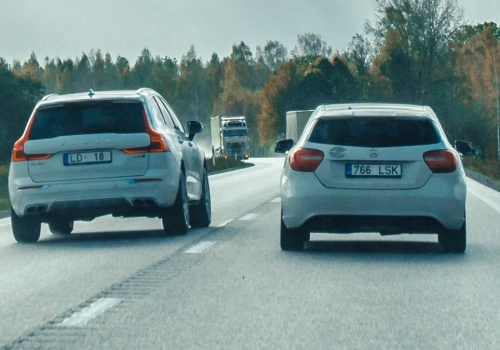 Czy podczas wyprzedzania można przekroczyć prędkość? Mandat do 2500 zł