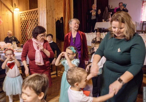 Przedszkolaki z Gródku: Niech żyje ba…bcia i dziadek!