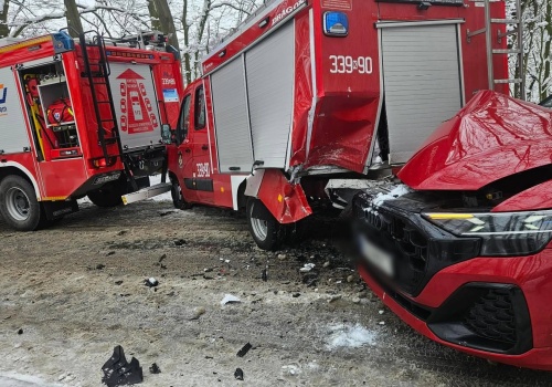 Dwa uszkodzone samochody OSP i mandat dla kierowcy