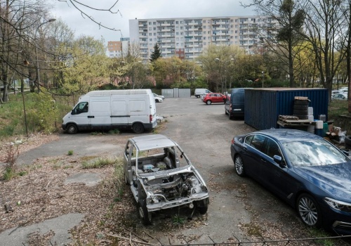 Wrak pod blokiem? Zasady są jasne, ale mało kto zna ten haczyk