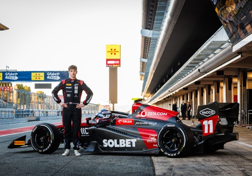 Gładysz w czołówce podczas testów FIA F3