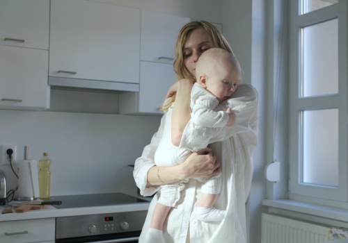 Nigdy nie potrząsaj dzieckiem, kiedy płacze. Lekarze: to groźne dla jego mózgu