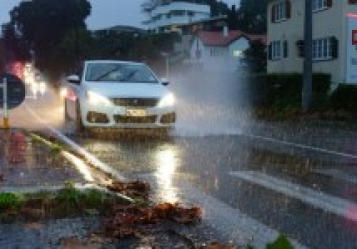 Odwołane loty, zamknięte szkoły, brak prądu. Burze paraliżują Nową Zelandię