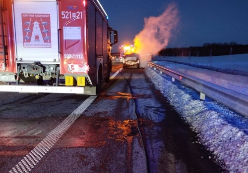 Groźny wypadek w niedzielny wieczór. Na kluczowej trasie wybuchł pożar