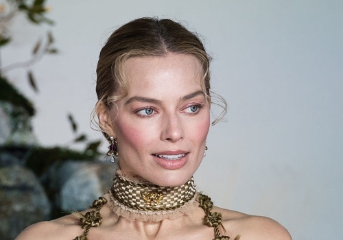 Najpierw Kim Kardashian, teraz Margot Robbie. Wraca trend z lat 2000