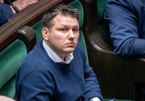 Transakcje za kulisami i spóźnione raporty. KNF przygląda się spółce Mentzena