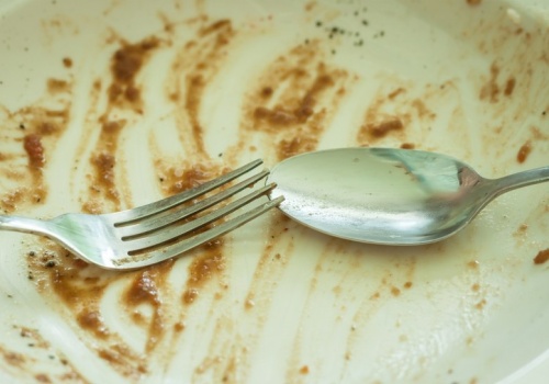 Nie rób tego po posiłku. Sprowadzisz pecha i biedę na całą rodzinę