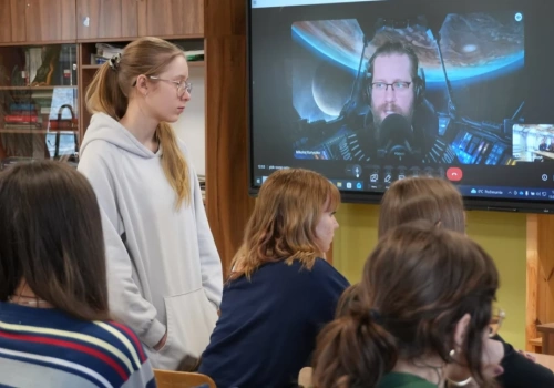 Uczniowie II LO uczą się walczyć z dezinformacją. Wspiera ich ekspert Mikołaj Kołyszko