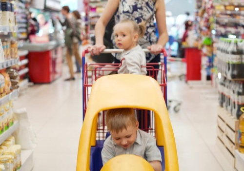 Obliczyliśmy, ile muszą zarabiać rodzice, by utrzymać dwójkę dzieci. Dużo czy mało?