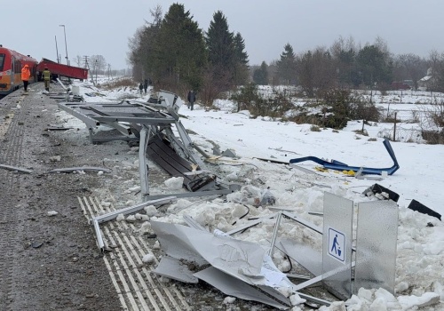 Straty na 300 tysięcy złotych po zderzeniu pociągu z ciężarówką w Widzinie