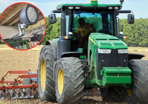 Praca ciągnikiem po zmroku? Rolnik zamontował dodatkowe oświetlenie robocze ciągnika