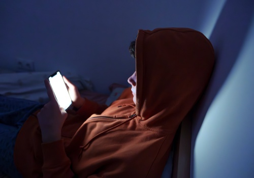 Pułapka dwóch godzin dziennie. Im więcej mediów społecznościowych, tym większa samotność?