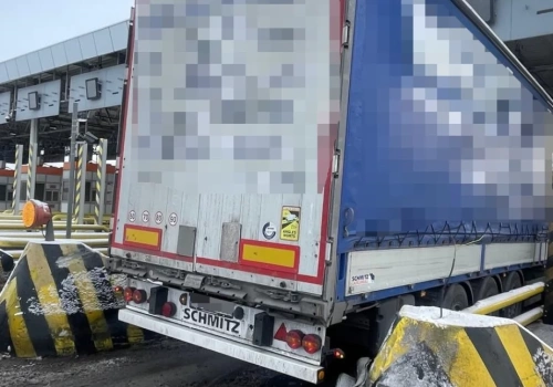 Utrudnienia na autostradzie A4. Ciężarówka wjechała w bramki