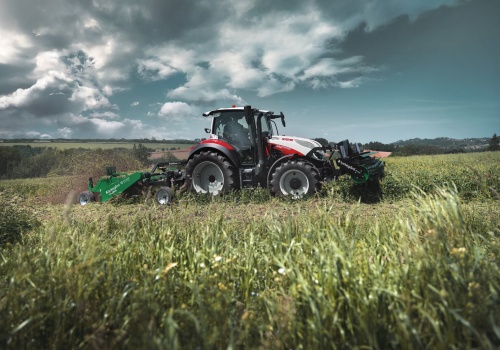 Steyr Expert z nową dwusprzęgłową skrzynią. Do 50 km/h i tryb automatyczny