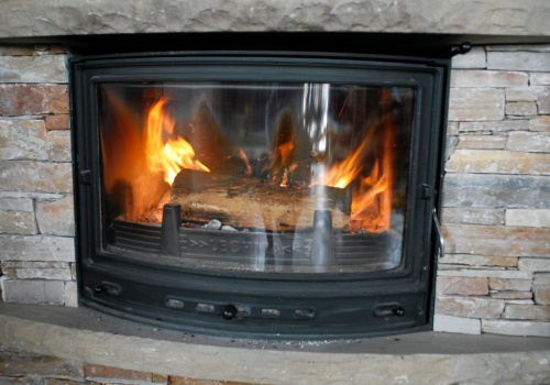 Kominiarze biją na alarm. To drewno masowo zatyka przewody kominowe