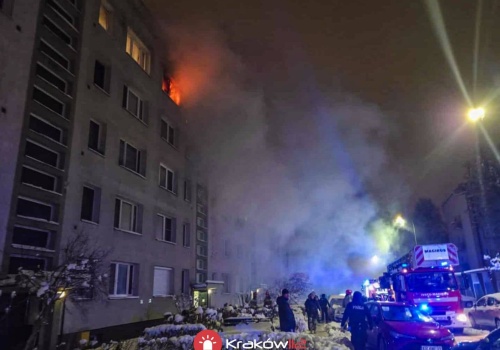 15 osób ewakuowanych z bloku na os. Kolorowym. Nad ranem wybuchł pożar mieszkania (Galeria)