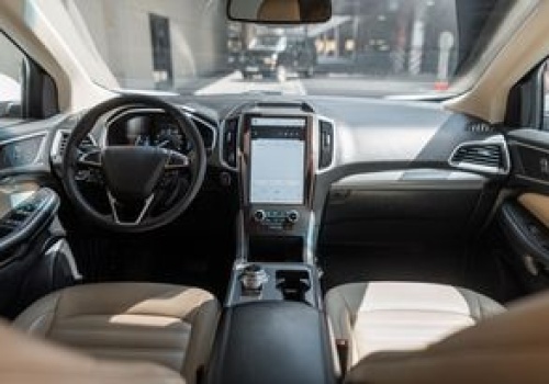 Nowoczesne kokpity a rozproszenie uwagi: ergonomia, która wydłuża czas reakcji. Ile uwagi kierowcy zabiera technologia?