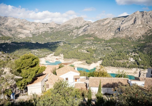 Guadalest i różowe jeziora – jak zaplanować weekendowy road trip z Alicante?