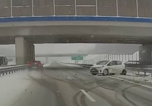 Jeden jechał za szybko, a drugi za blisko. Kolizja na ośnieżonej S19