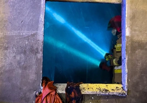 Pożar w Janowie. Strażacy wyprowadzili z mieszkania dwie osoby