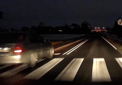 Brawurowe wyprzedzanie na trasie Chojnice – Tuchola. Nagranie z sobotniego wieczoru