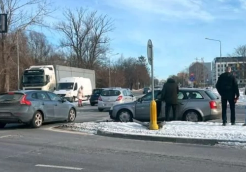 Z ostatniej chwili: Zderzenie osobówek na skrzyżowaniu w Ciechanowie