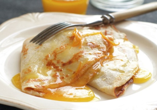 Zapomnij o mleku czy wodzie gazowanej. Makłowicz do naleśników dolewa to