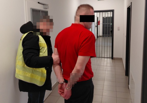 Pościg policyjny zakończony w Woli Klasztornej. Zatrzymano 31-latka podejrzewanego o kradzież kasy fiskalnej