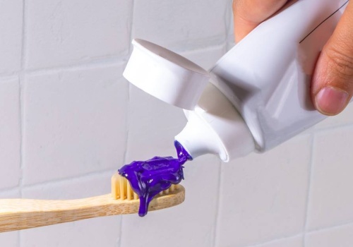 Ta fioletowa pasta w minutę koryguje żółty odcień zębów. To rozjaśniająca petarda!