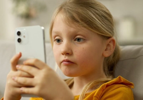 Restrykcje dotyczące smartfonów dla dzieci i nastolatków w UK