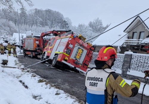 Wóz strażacki w rowie. Wezwano SGRT BIELSKO-BIAŁA