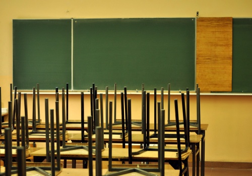 Mała szkoła zamiast pustego gmachu. Sejm szuka kompromisu na demograficzne czasy