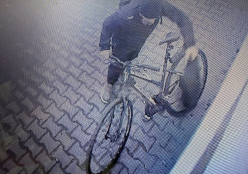 Zuchwała kradzież w restauracji! Policja publikuje wizerunek sprawcy