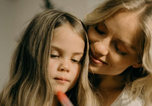 Relacja matka-córka może boleć. Każdy krok przypomina kobiecie, co straciła z własnej młodości